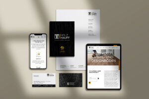 Holz Hauff; Gestaltungselement mit beigen Hintergrund und vielen Mockups: Handy, Tablet, Visitenkarten, Broschüre und Briefpapier | Fachhandel der Zukunft | OPUS Marketing